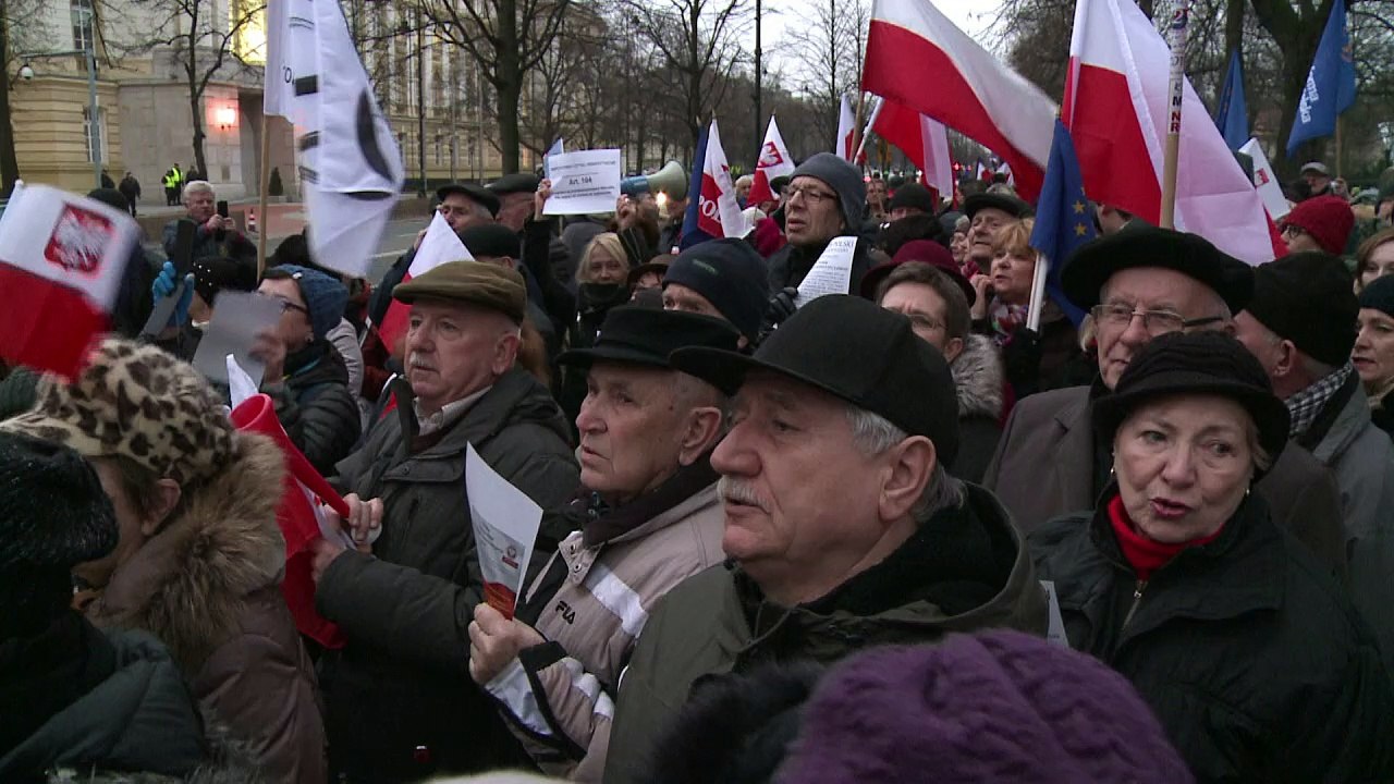 Pologne: des manifestants à Varsovie contre le...