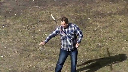 Талантливый мужчина крутит вертит волшебную палку во дворе ( Молодец мужик умный спортивный удачливый в спорте )