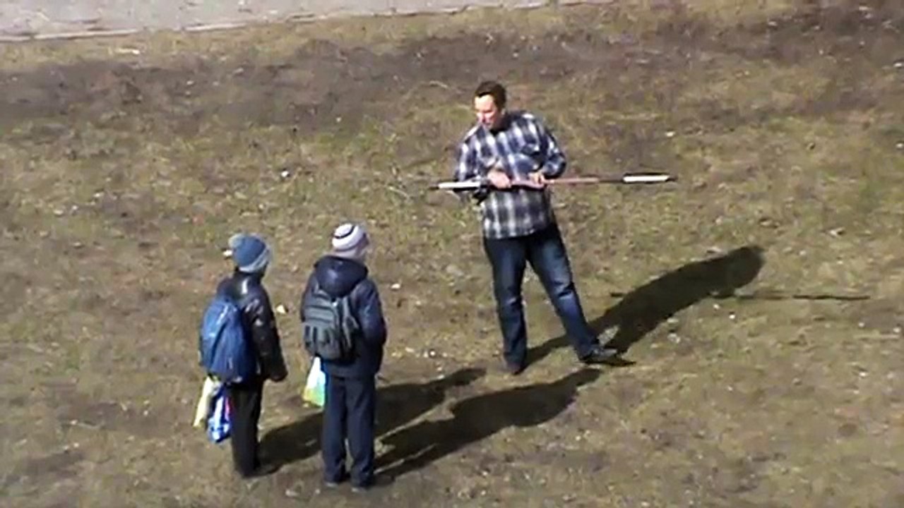 Школьники и мужчина во дворе ( Молодец мужик умный спортивный удачливый в спорте )