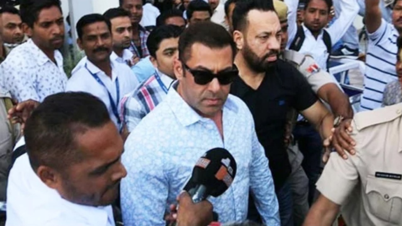 OMG! Salman Khan's Bodyguard Shera BEATS A FAN
