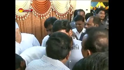 YS Jagan Blesses Newly-wed Couple in Visakhapatnam (News World)