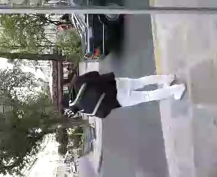Augustin se prend la vitre