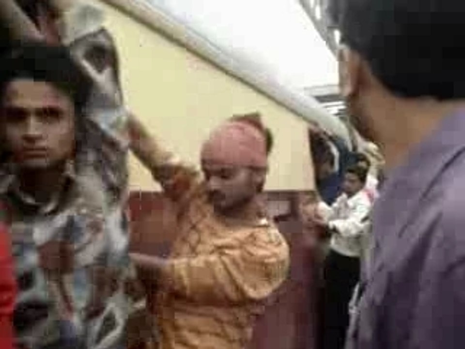 Le RER de Bombay (Inde) - surpeuplé!