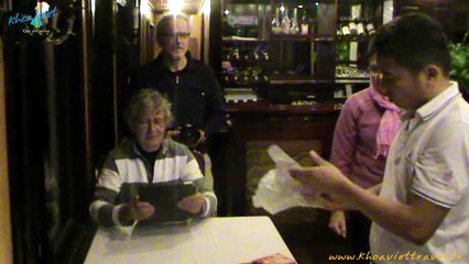 Faire des rouleaux de printemps à Ha Long, Vietnam