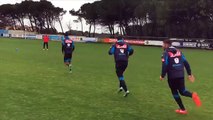 Les joueurs de Naples font un concours de glissade - football