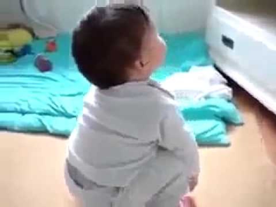 WATCH THE BABY RESPONSE WHEN HE HEARS THE QURAN { ALLAH U AKBAR }