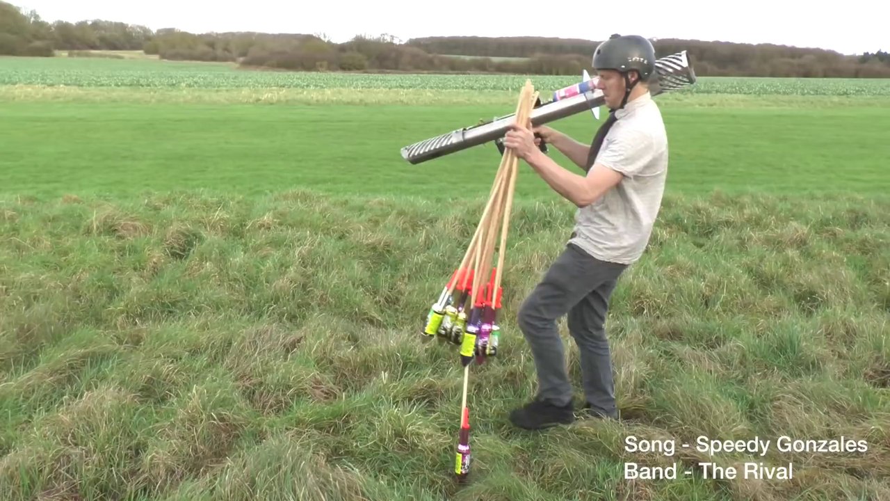 Un lance-roquette qui envoie des feux d'artifice