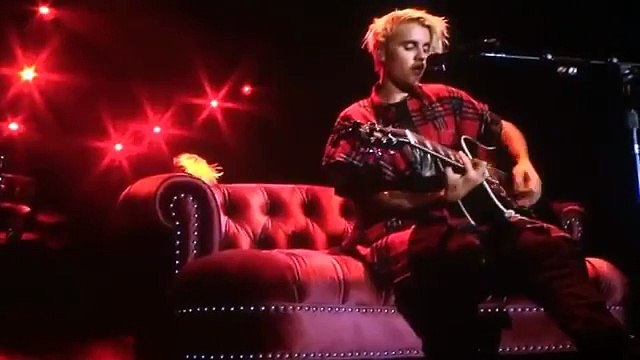 Justin Bieber chante assis sur un canapé pendant sa nouvelle tournée - PURPOSE TOUR Love Yourself (Live from Seattle)