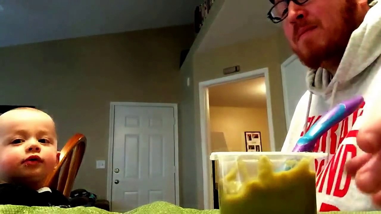 Comment faire manger des légumes à son bébé... Une petite chanson et une belle voix