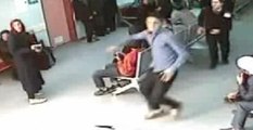 Hastane çalışanına kemerle saldırı kamerada