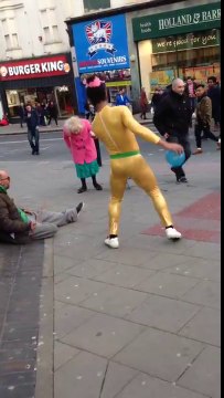 L'homme qui met l'ambiance dans les rues de Londres