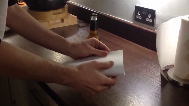 Comment ouvrir une bouteille de bière avec une simple feuille de papier