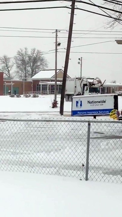 Faire du drift et des dérapages avec un camion poubelle