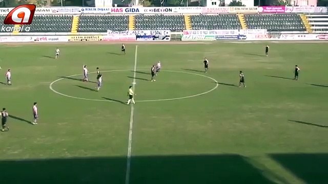 Amatör futbolcu, rakibinin yüzüne tekme attı ​