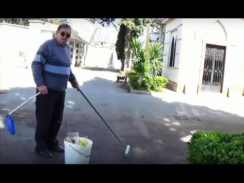 Aversa (CE) - Chi spazza nel cimitero? Cittadini costretti al fai da te (10.03.16)