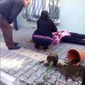 Saksılı Müdahale! Kocasının Saldırısına Uğrayan Kadını Yine Kadınlar Kurtardı
