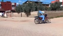 Suriyeli Yaralılara Motosikletiyle Şifa Dağıtıyor