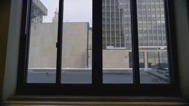 Motoneige et cascades en pleine ville. Dingue