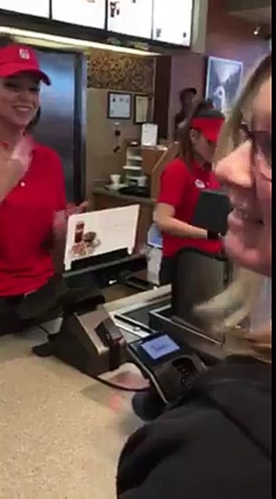 Une fille sourde-muette voulait commander à manger... Ce que ferait cette employée derrière le comptoir est incroyable !