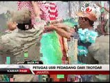 Satpol PP Tertibkan PKL di Trotoar Tanah Abang