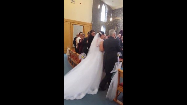 Un enfant saute dans une robe de mariée