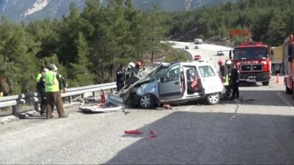 Video herunterladen: Denizli Hafif Ticari Araç Otomobille Çarpıştı 4 Ölü, 2 Yaralı-2