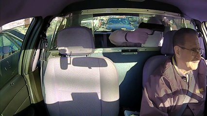 Un malfrat un peu idiot braque un taxi... garé devant une voiture de police