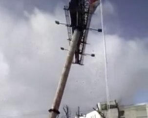 Un énorme panneau publicitaire s'écrase sur des voitures