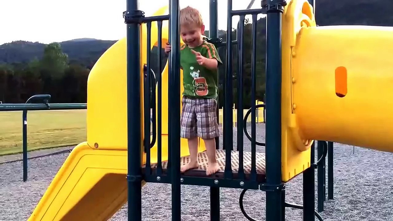 Criança vê irmão mais velho a descer num "firepole"... tenta imitá-lo mas não corre como esperado!