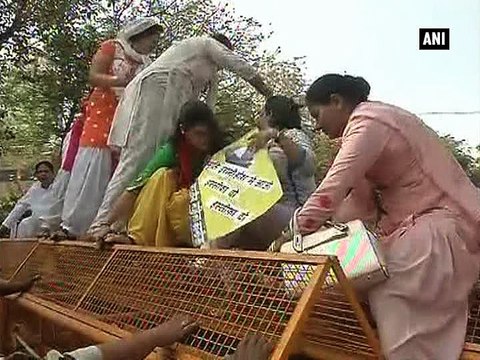 Delhi Congress women wing protests against HRD Minister