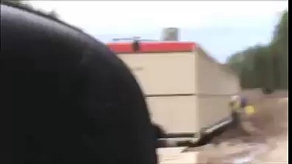 شاب يقوم بعمل مقلب لزميله في العمل بارتدائه بذلة على شكل دب