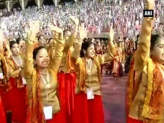 PM Modi felicitates farmers at 'World Culture Festival'