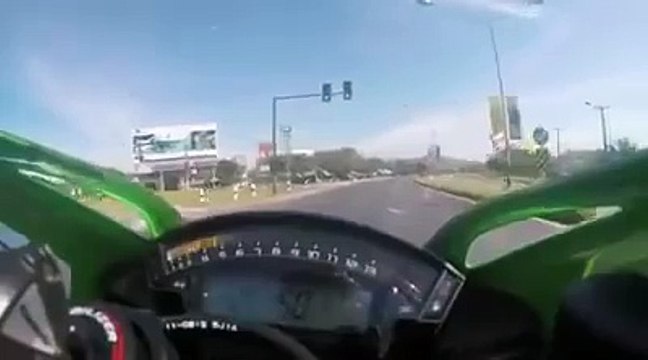 Kawasaki ZX10R 2016 vs Yamaha R1M