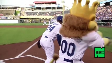 Man Born Without Arms Throws Amazing First Pitch