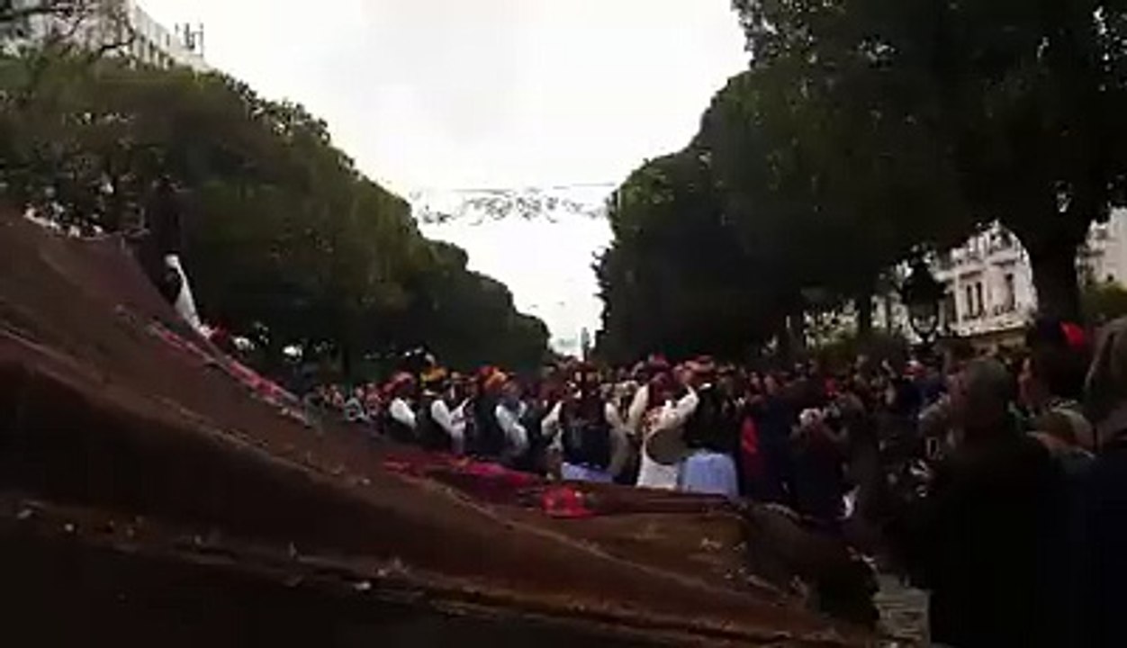 شارع الحبيب بورقيبة الأن إحتفالات من نوع خاص تفرجوا