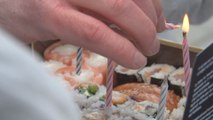 Une distribution de sushis devant chez Engie-Electrabel pour dire 