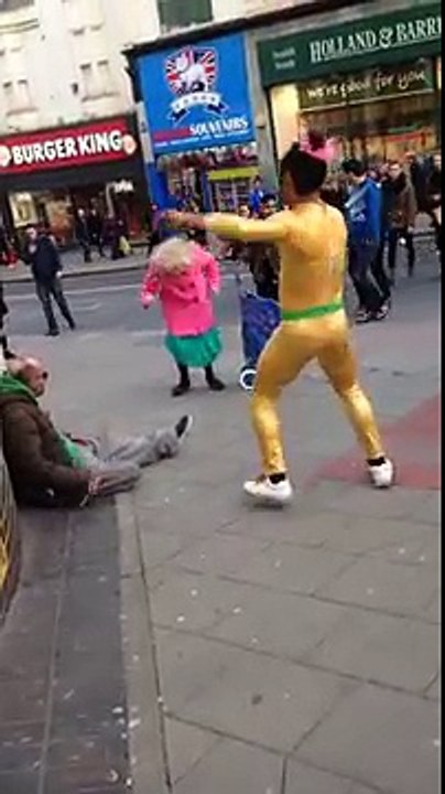 Pura alegría en las calles de Brighton hermoso baile de abuelita