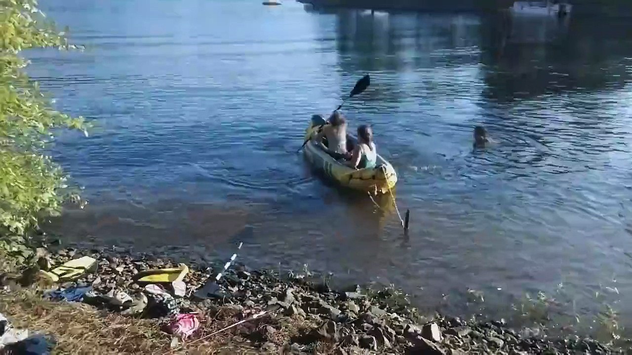 Un papa taquin se moque de ses 2 filles en galère sur leur c