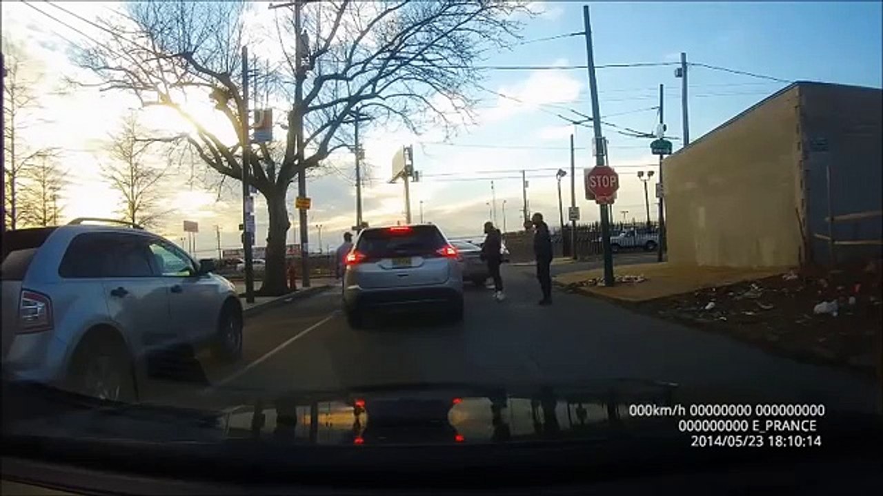 Un automobiliste attaqué par quatre hommes en colère