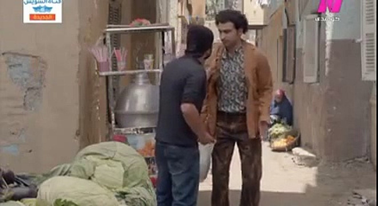 لحظة تثبيت الفنان علي ربيع في الشارع علي يد بلطجي