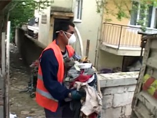 Yaşlı adamın evinden iki kamyon eski elbise ve çöp çıktı