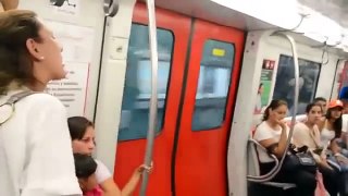 Conmovedora protesta de venezolana en el metro