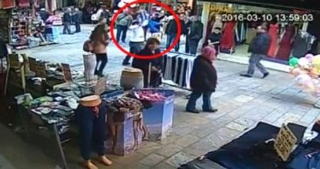 İzmir'de Suriyeli Çocuğu Yere Çarpan Adam Serbest Bırakıldı