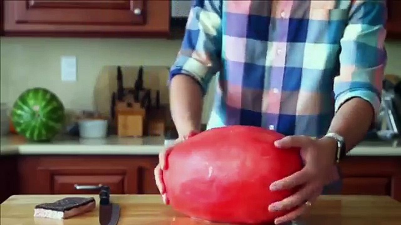 شاهد وتعلم خدعة البطيخة أغرب طريقة لتقشير البطيخ