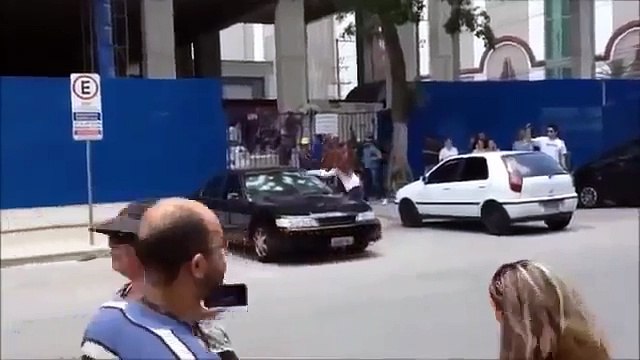 Donna tradita distrugge l'automobile dell'Ex marito a martellate