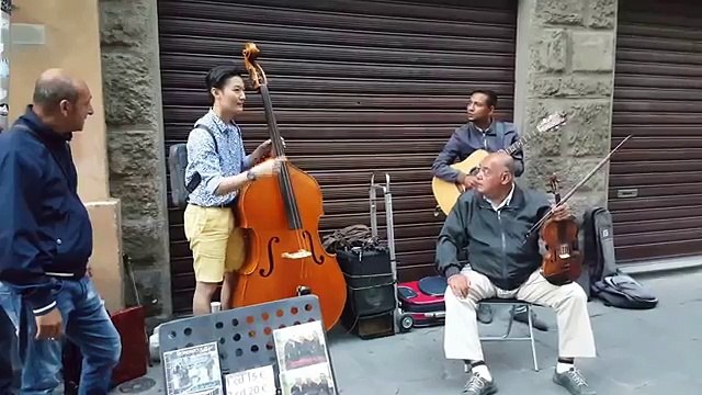 Chiede in prestito un contrabbasso a dei musicisti da strada... Quello che accade dopo è fantastico!