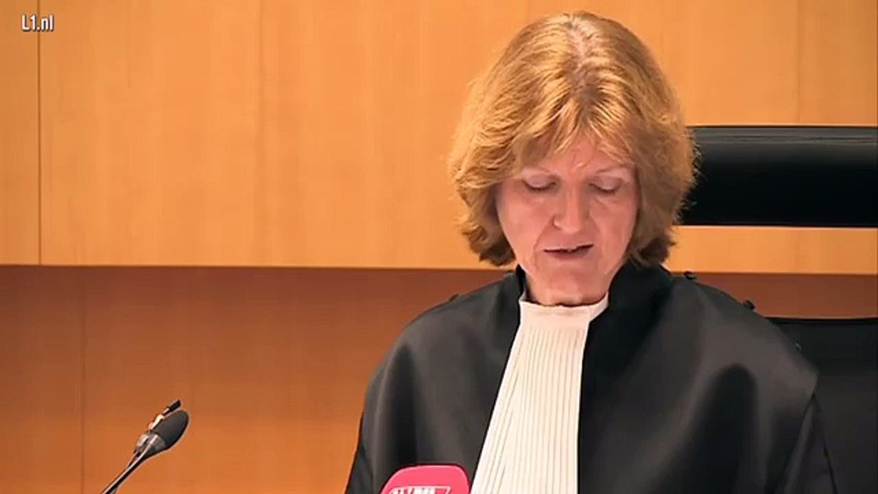 Vader gooit stoel naar rechter