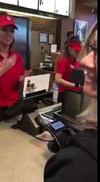 Une fille sourde-muette commande au McDo… ce que la caissière fait lui met les larmes aux yeux