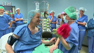 Patiënt doet huwelijksaanzoek op operatietafel
