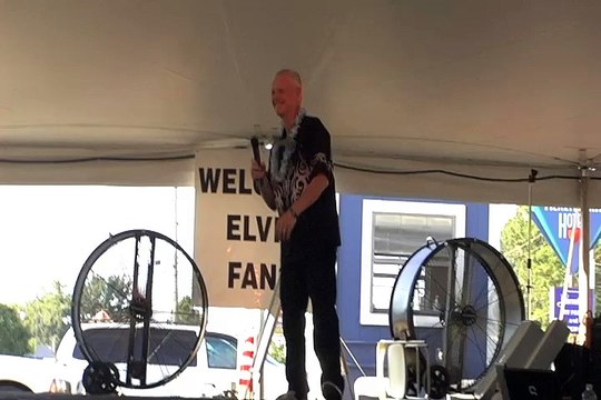 Chris Drummond sings 'If Everyday Was Like Christmas' Elvis Week 2010